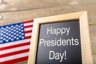 yazı tahtası ve Amerika Birleşik Devletleri bayrağı ile yazılmış metin mutlu Cumhurbaşkanlığı günü