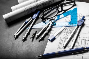 Çizimler siyah arka plan üzerinde planlama İnşaat