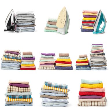 Beyaz arka plan üzerinde izole giyim koleksiyonu yığınları  