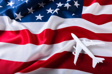 Uçak ile Amerikan bayrağı 