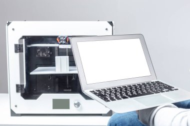 Tasarımcı 3D yazıcı ile çalışıyor