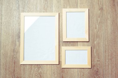 Masadaki boş fotoğraf çerçeveleri