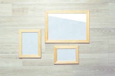 Masadaki boş fotoğraf çerçeveleri