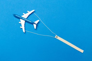 mavi arka plan üzerinde yolcu uçağı modeli