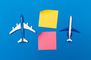 mavi arka plan üzerinde yolcu uçağı modeli