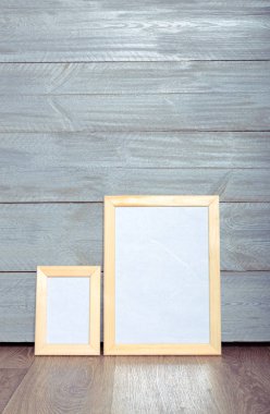 Masadaki boş fotoğraf çerçeveleri