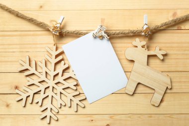 boş kağıt üzerinde ahşap arka plan asılı clothespin