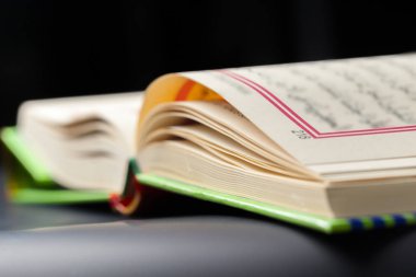 Kur'an - masanın üzerinde yatan Müslümanların kutsal kitabı 