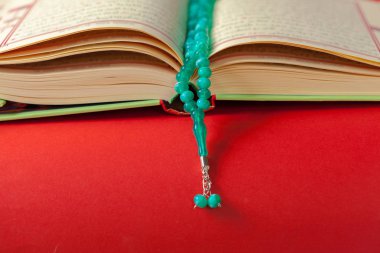 Kur'an - masanın üzerinde yatan Müslümanların kutsal kitabı 