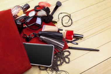 Kadınlar çanta malzeme ahşap arka plan üzerinde görüntüleyin 