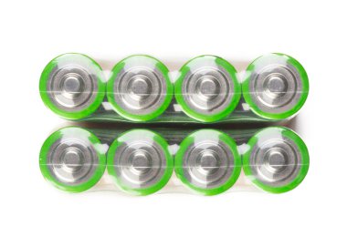 beyaz zemin üzerinde pil