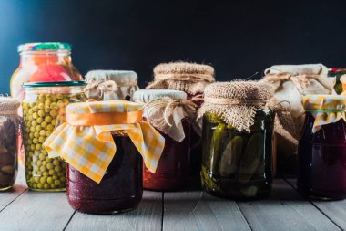 Ahşap arka plan üzerinde sebze korunmuş