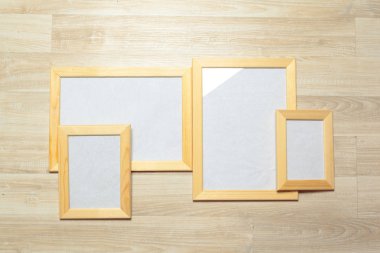 Masadaki boş fotoğraf çerçeveleri