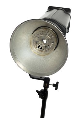 Stüdyo ışıklandırması beyaz arkaplanda izole edildi 