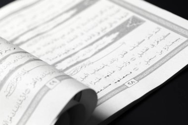 Kur'an - masanın üzerinde yatan Müslümanların kutsal kitabı 