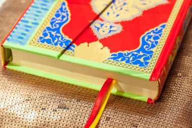 Kur'an - masanın üzerinde yatan Müslümanların kutsal kitabı 