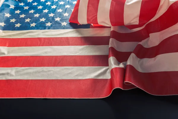 Koyu arka plan üzerinde Amerikan bayrağı