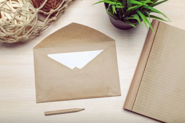 Envelopes Branco Mesa Madeira — Fotografia de Stock