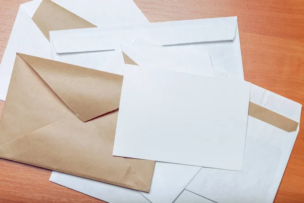 Envelopes Branco Mesa Madeira — Fotografia de Stock