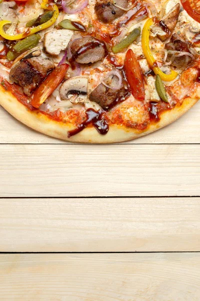 lezzetli İtalyan pizza tahta masada görev yaptı.