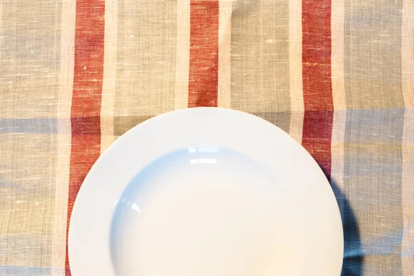 桌布上的白盘子 — 图库照片