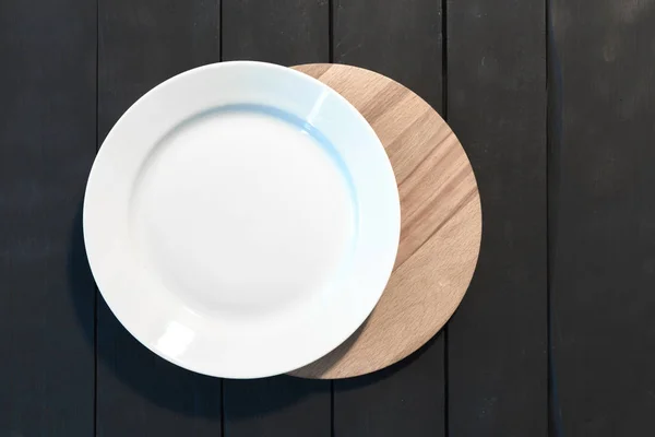 Plato Blanco Vacío Sobre Mesa Madera — Foto de Stock