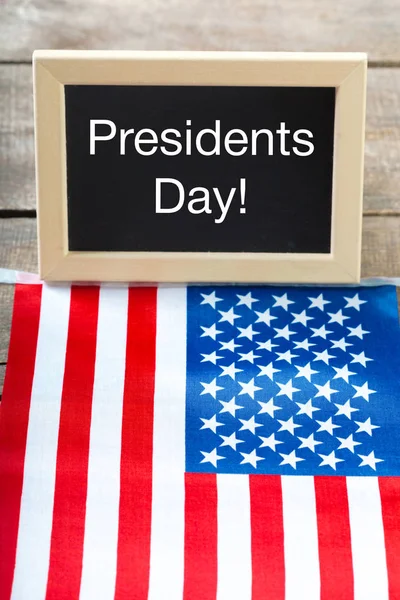 Texto Feliz Día Los Presidentes Escrito Una Pizarra Una Bandera — Foto de Stock