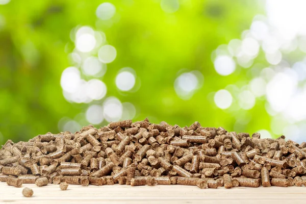 Holzpellets Auf Grünem Hintergrund Biokraftstoffe — Stockfoto