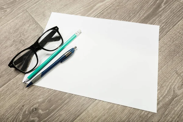 Caderno Lápis Branco Com Óculos Mesa Madeira — Fotografia de Stock