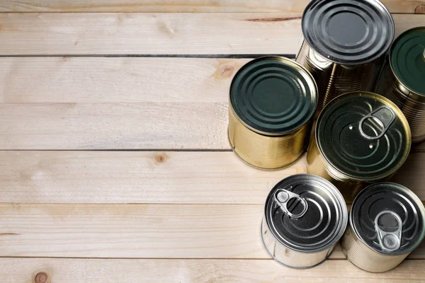 木製の背景の上に食べ物のブリキ缶 — ストック写真