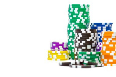 Beyaz arkaplanda izole edilmiş poker çipleri yığını