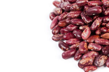 Beyaz zemin üzerinde kırmızı fasulyeler izole
