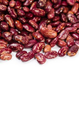 Beyaz zemin üzerinde kırmızı fasulyeler izole