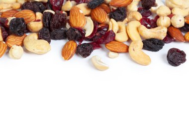 Beyaz arka plan üzerinde izole karışık kuruyemiş