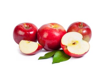 Beyaz arkaplanda kırmızı elmalar izole edilmiş