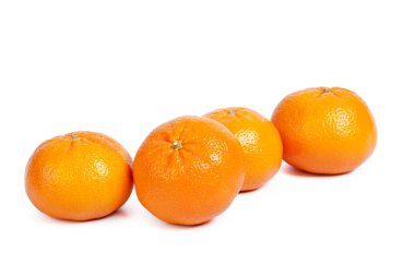 Olgun mandalina beyaz zemin üzerine izole