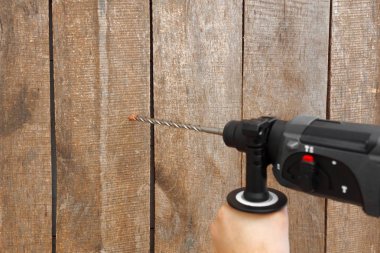 Kullanım çekiç matkap-matkap duvara