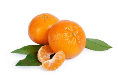 Olgun mandalina beyaz zemin üzerine izole