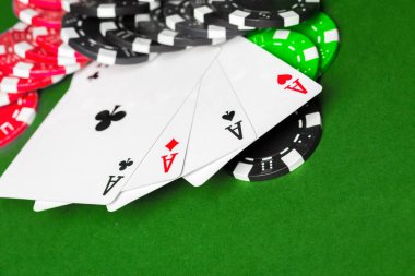 Tablo renkli poker fişleri