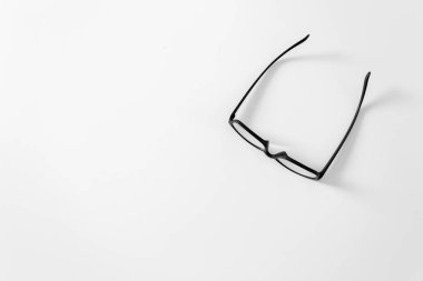 beyaz arkaplanda siyah gözlük