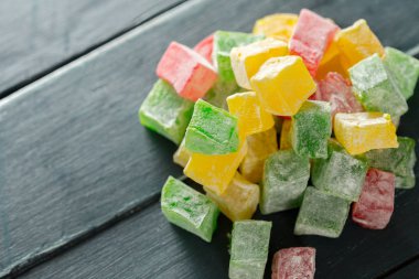 ahşap arka plan üzerinde geleneksel Doğu tatlılar