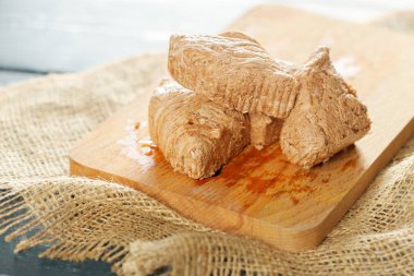 ahşap arka plan üzerinde geleneksel Doğu tatlılar