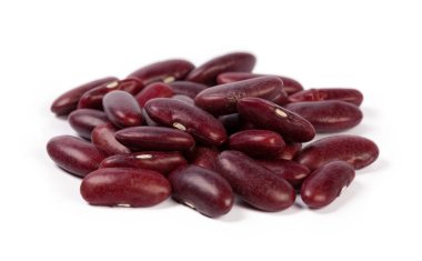 Beyaz zemin üzerinde kırmızı fasulyeler izole