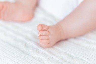 Yeni doğan bebek ayaklar