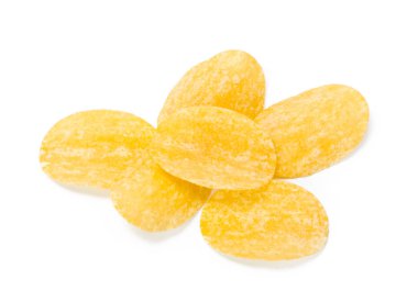 Beyaz arkaplanda izole edilmiş sarı patates cipsi 