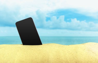 Kopya alanı ile kum üzerinde telefon