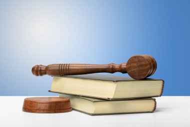 Tahta tokmak ve ahşap masadaki kitaplar.