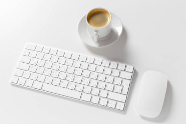 Bilgisayar klavye ve fare üstünde tepe-in beyaz masaüstü