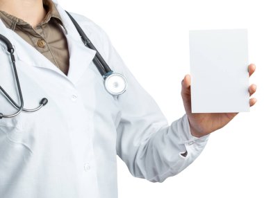 Doktor holding kartı izole stetoskop ile
