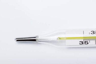 Merkür termometre, beyaz arka plan üzerinde izole